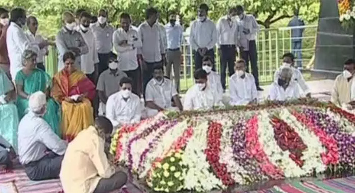 మహానేతకు వైఎస్ జగన్ నివాళి