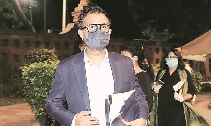 ఫేస్‍బుక్‍ చీఫ్ ను ప్రశ్నించిన పార్లమెంటరీ కమిటీ