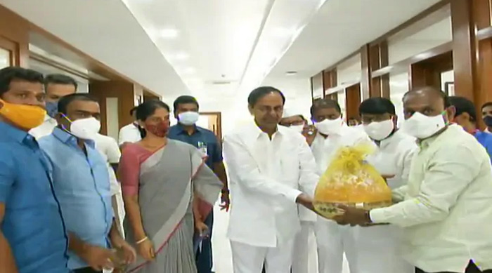 సీఎం కేసీఆర్‍కు బాలాపూర్ లడ్డూ