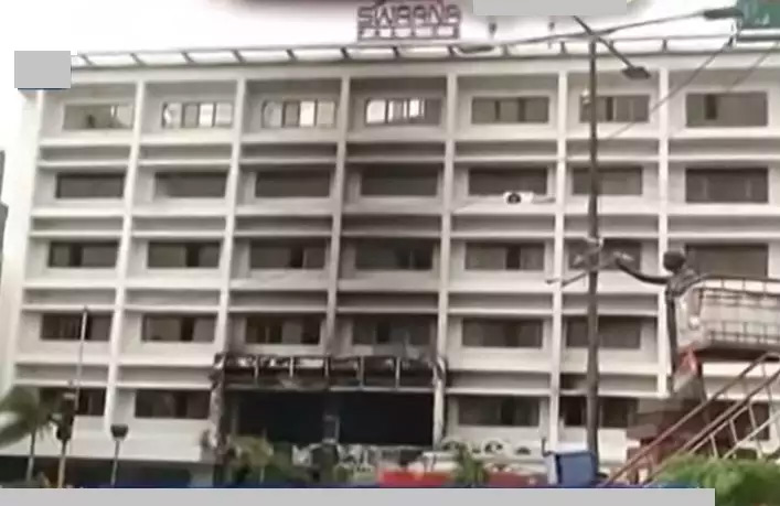 విజ‌య‌వాడ‌లో కోవిడ్ కేర్ సెంట‌ర్ల అనుమ‌తుల ర‌ద్దు..