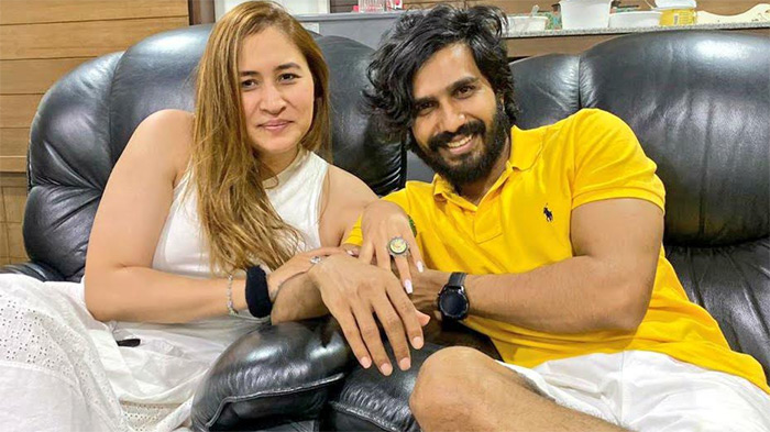 త‌మ ప్రేమ‌పై వ‌స్తున్న వార్త‌ల‌కు తెర‌దించి ఎంగేజ్‌మెంట్‌తో స‌మాధాన‌మిచ్చిన విష్ణు విశాల్‌, గుత్తా జ్వాల‌!