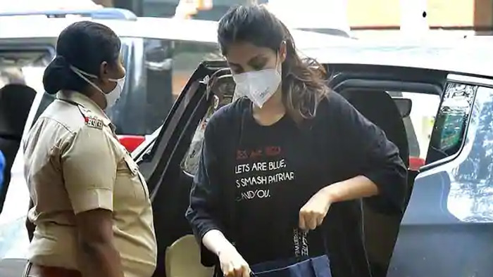 పేర్లు చెప్పిన రియా..బాలీవుడ్ లో భయం భయం