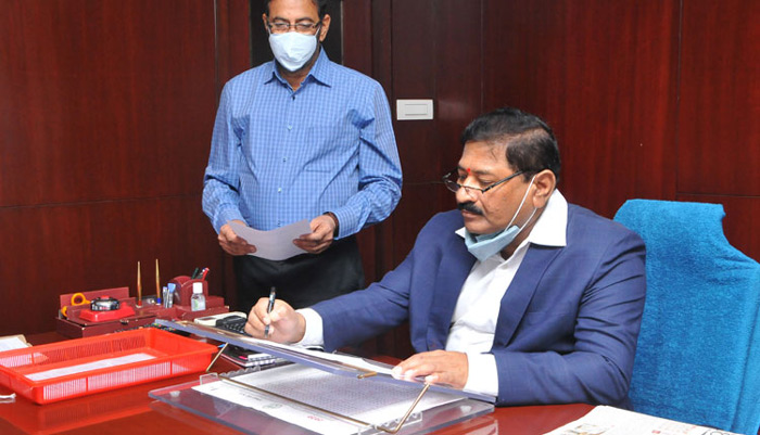 తెలంగాణ ఎస్ఈసీగా బాధ్యతలు స్వీకరించిన పార్థసారథి