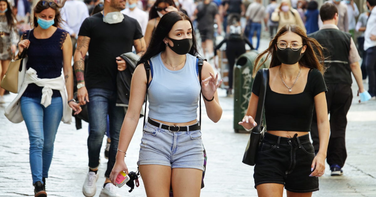 వయసు మళ్ళిన వాళ్ళ పైనే కోవిడ్-19 ప్రమాదం ఉంటుంది అనుకుంటే పొరపాటు: యువతకు హార్వర్డ్ హెచ్చరిక