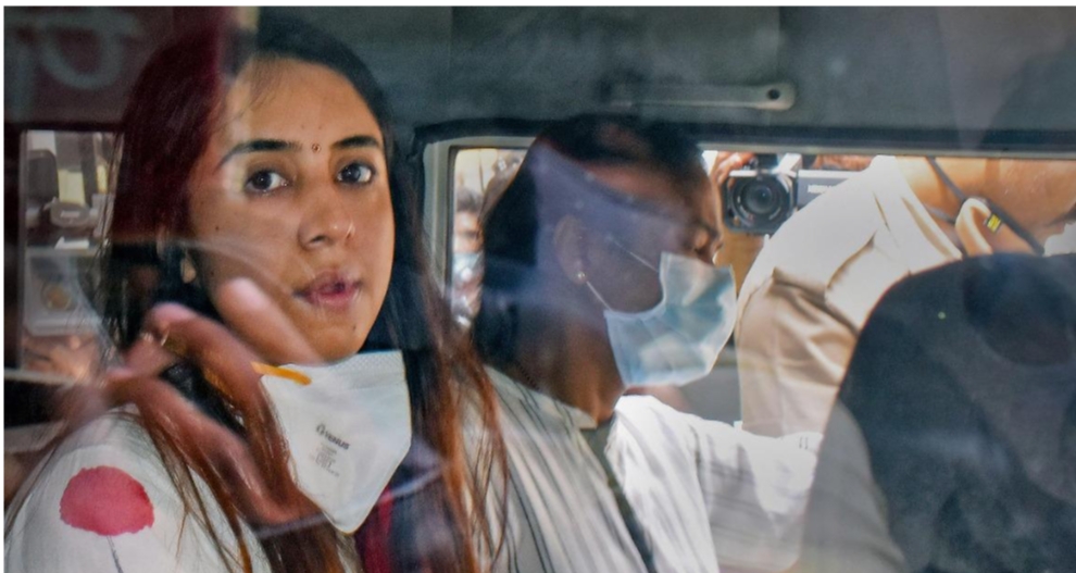 గ‌”మ్మ‌త్తు”గా కోట్ల‌కు ప‌డ‌గ‌లెత్తిన సంజ‌న‌…