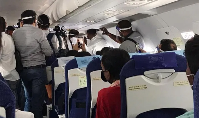 ఫొటోలు తీస్తే 2వారాల సస్పెన్షన్