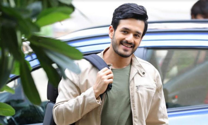 పెద్ద హీరోల సినిమాలతో అఖిల్ అంత రిస్క్ చేయడం అవసరమా?