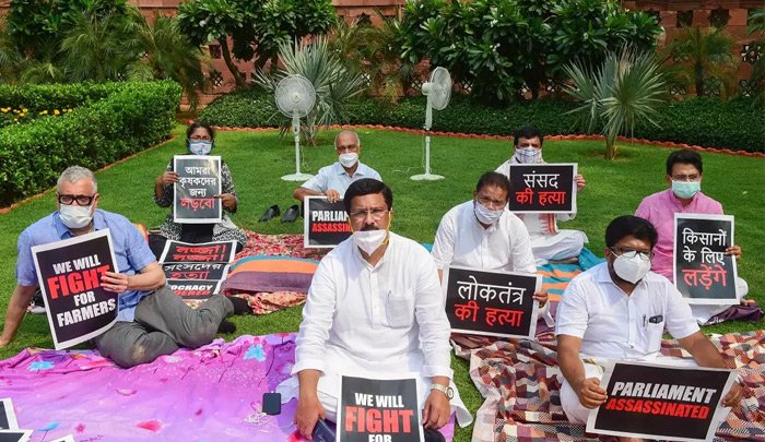 రాజ్యసభలో రభస… 8 మంది సభ్యుల సస్పెన్షన్