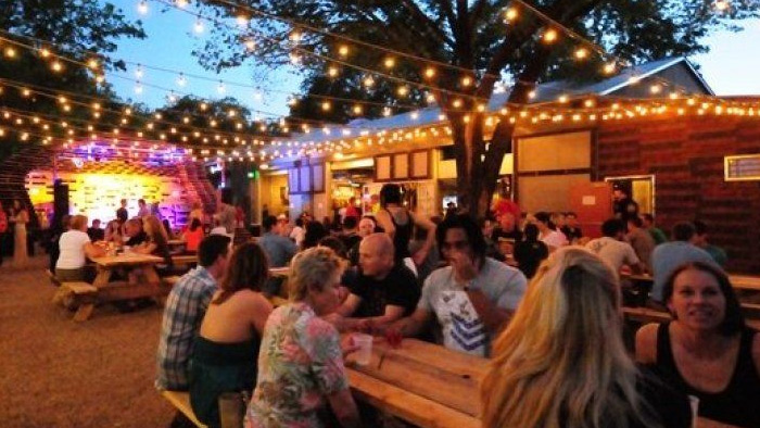 అవుట్‍డోర్‍ డైనింగ్ … అమెరికాలో భలేమోజు