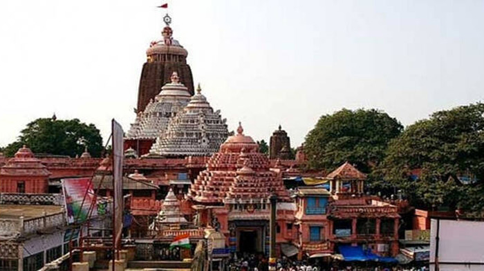 ఆ ఆలయంలో 400 మందికి కరోనా..