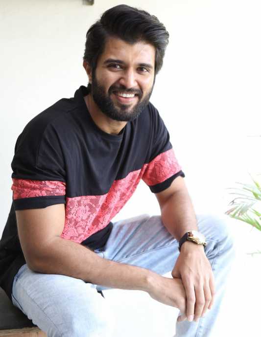 విజయ్ దేవరకొండ ప్లానింగ్తో ప్రశ్నార్థకంగా మారిన శివ నిర్వాణ సినిమా? విజయ్ దేవరకొండ ప్లానింగ్తో ప్రశ్నార్థకంగా మారిన శివ నిర్వాణ సినిమా?