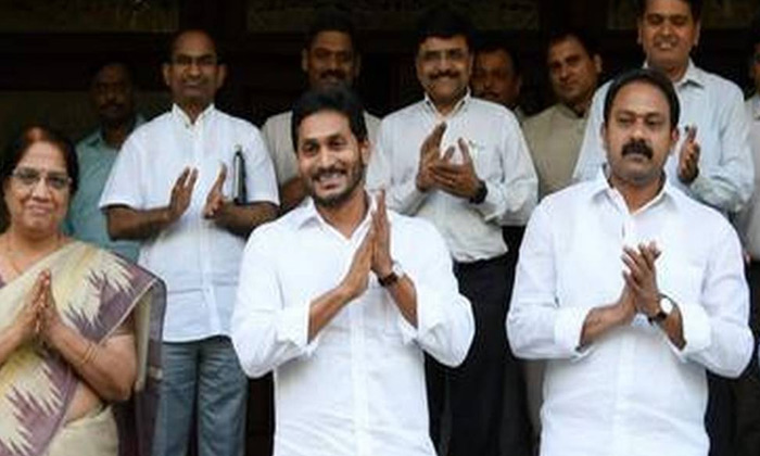 మోడీ బాటలోనే జగన్ చప్పట్లు…