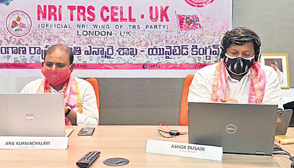 దుబ్బాకలో ఎన్నారై బృందం ప్రచారం