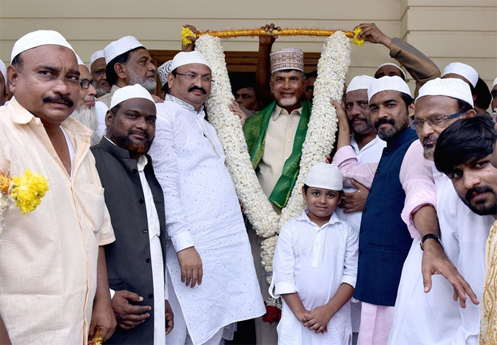 ముస్లింల సంక్షేమానికి పెద్దపీట : చంద్రబాబు