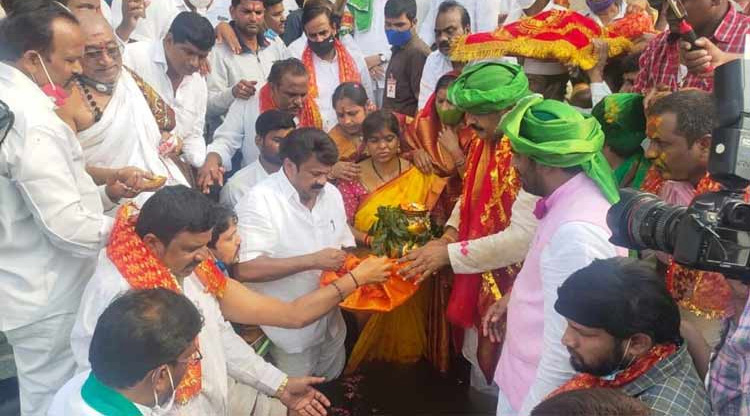 మూసీ నదికి శాంతి పూజ చేసిన మేయర్, మంత్రులు