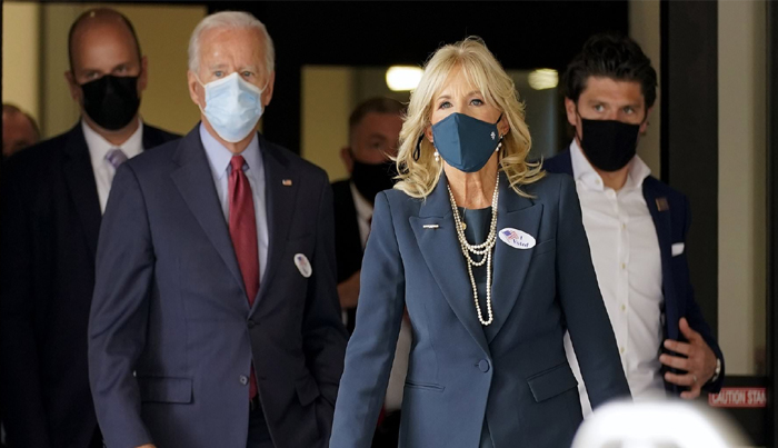 ముందే ఓటు హక్కు వినియోగించుకున్న డెమొక్రాటిక్ అభ్యర్థి