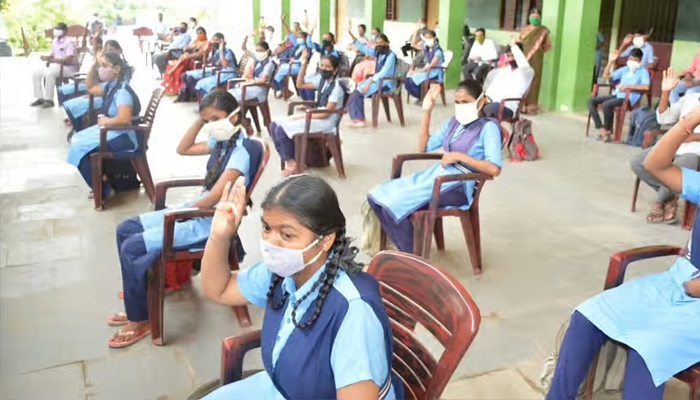 829 మంది టీచర్లకు..575 మంది విద్యార్థులకు కరోనా!