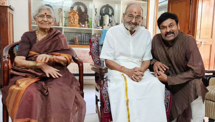 గురువు కాశీ విశ్వనాథ్ గారిని కలసిన  మెగాస్టార్.!