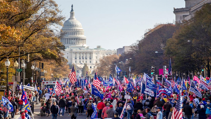 నిరసనలతో అట్టుడుకుతున్న అగ్రరాజ్యం
