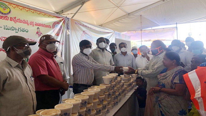 కర్నూలులోని పుష్కరఘాట్ల వద్ద తానా అన్నదానం