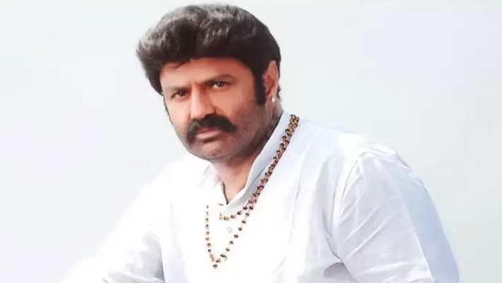 బాలయ్య పక్కన చేయడానికి హీరోయిన్స్ తప్పించుకుంటున్నారెందుకూ?