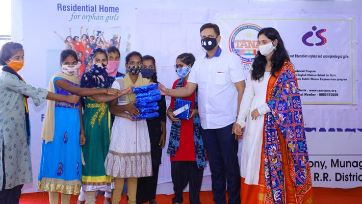 ఆశ్రమపాఠశాలకు వల్లేపల్లి దంపతుల ఆర్థిక సహాయం…స్కాలర్ షిప్ ల పంపిణీ