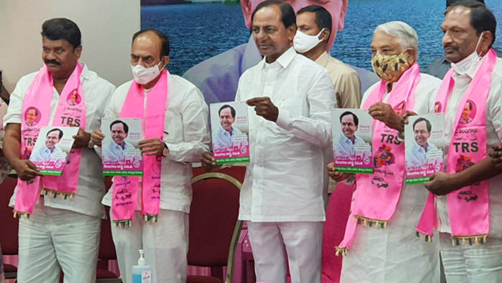 టీఆర్ఎస్ మేనిఫెస్టోను విడుదల చేసిన సీఎం కేసీఆర్