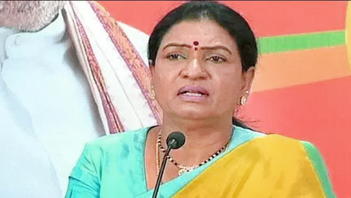 ఒకరు కొట్టినట్లు.. ఇంకొకరు ఏడ్చినట్లు