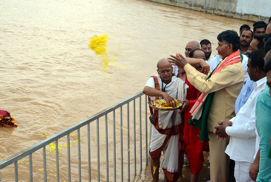 పవిత్ర సంగమంలో చంద్రబాబు పూజలు చేస్తున్న వేళ, కలకలం రేపిన పాము