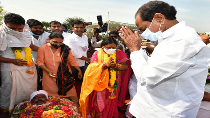 నోముల నర్సింహయ్య కుటుంబ సభ్యులను ఓదార్చిన కేసీఆర్