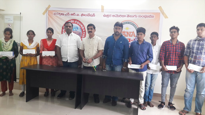 కర్నూలు విద్యార్థులకు రవి పొట్లూరి “చేయూత”: లక్ష రూపాయల పారితోషికాలు