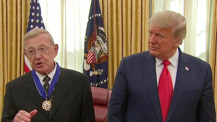 ఫుట్బాల్ కోచ్ కు మెడల్ ఆఫ్ ఫ్రీడం అవార్డు ఫుట్బాల్ కోచ్ కు మెడల్ ఆఫ్ ఫ్రీడం అవార్డు