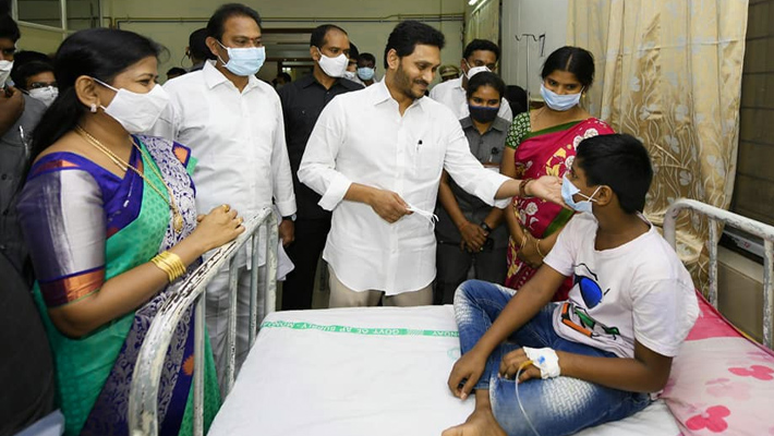 ఏలూరు బాధితులకు సీఎం జగన్ పరామర్శ