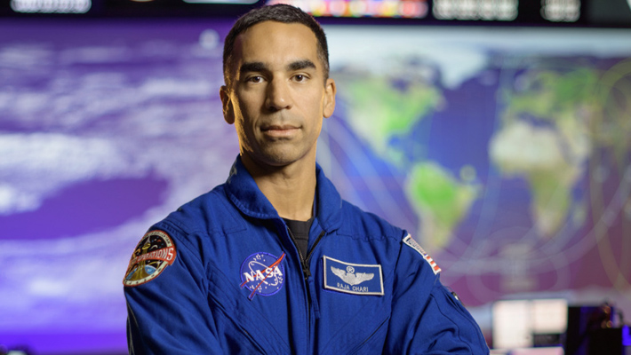 చందమామ పైకి భారత సంతతి వ్యక్తి