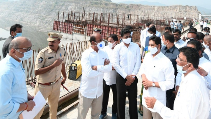 పోలవరం ప్రాజెక్టును సందర్శించిన సీఎం