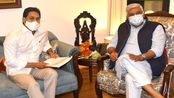 కేంద్ర జలశక్తి మంత్రితో వైఎస్ జగన్ భేటీ