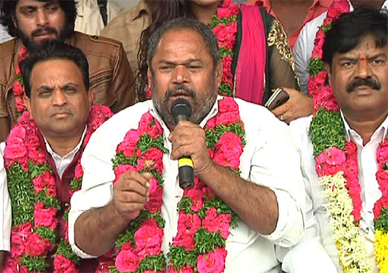 తెలుగు సినీ పరిశ్రమను ఆదుకోండి