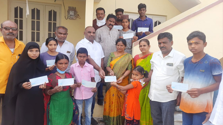 విద్యార్థులకు ఆర్థిక సహాయం అందించిన రవి పొట్లూరి