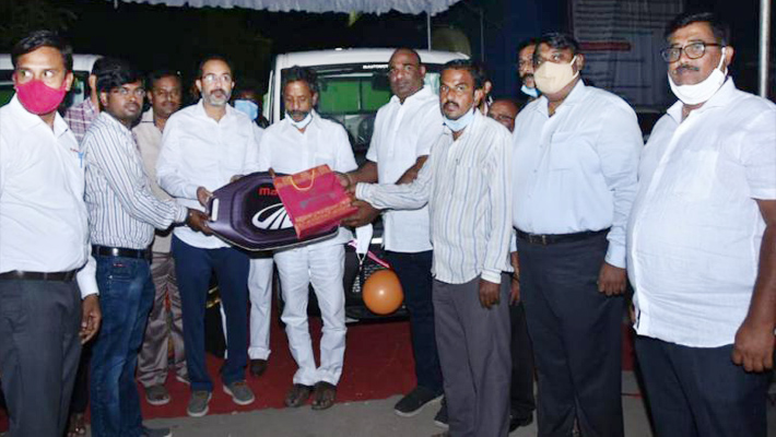 కర్నూలు మున్సిపాలిటీకి రూ.7 లక్షల విలువైన వాహనం విరాళం