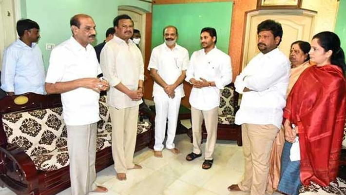 చల్లా కుటుంబాన్ని పరామర్శించిన వైఎస్ జగన్