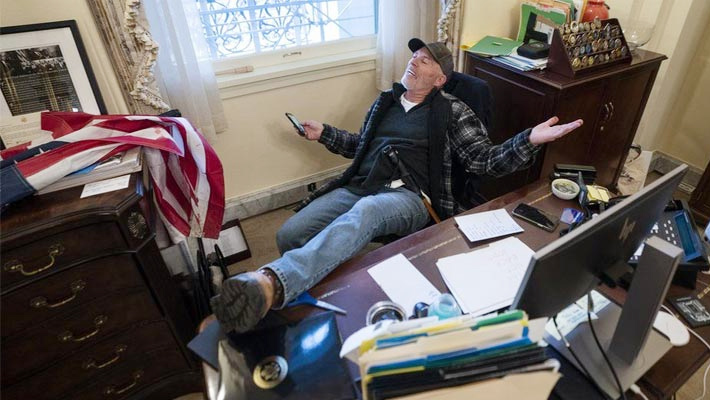 స్పీకర్ ఛాంబర్ లో నిరసనకారుడి హంగామా