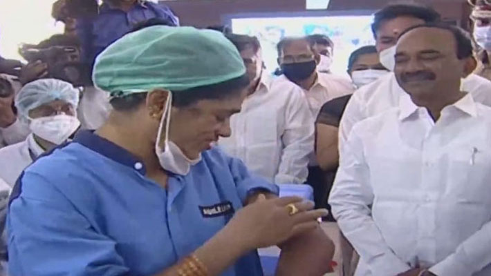తెలంగాణలో కరోనా టీకా తీసుకున్న తొలి వ్యక్తి ఈమెనే..