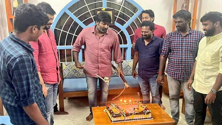 కత్తితో కేక్ కటింగ్ ! : క్షమాపణలు చెప్పిన విజయ్ సేతుపతి