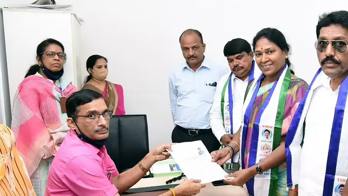 ఎమ్మెల్సీ అభ్యర్థిగా పోతుల సునీత నామినేషన్