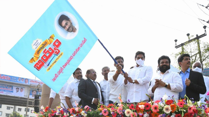 రేషన్ డోర్ డెలివరీ వాహనాలను ప్రారంభించిన సీఎం జగన్