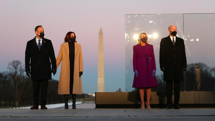 లింకన్ మెమోరియల్ ను సందర్శించిన కమలా హ్యారిస్