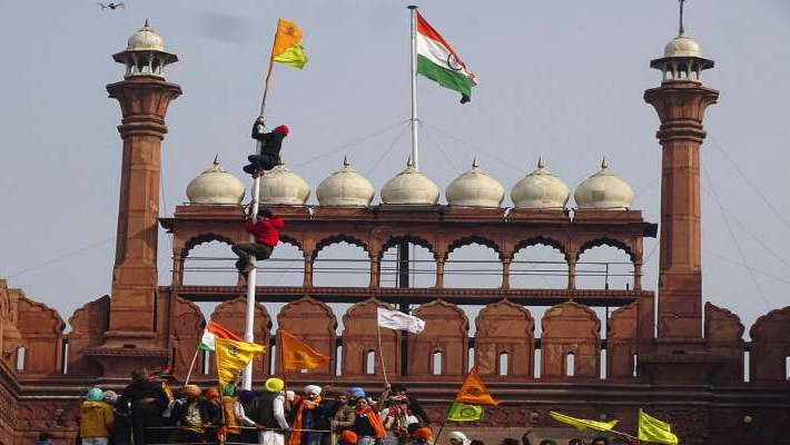 ఎర్రకోటపై రైతు జెండా