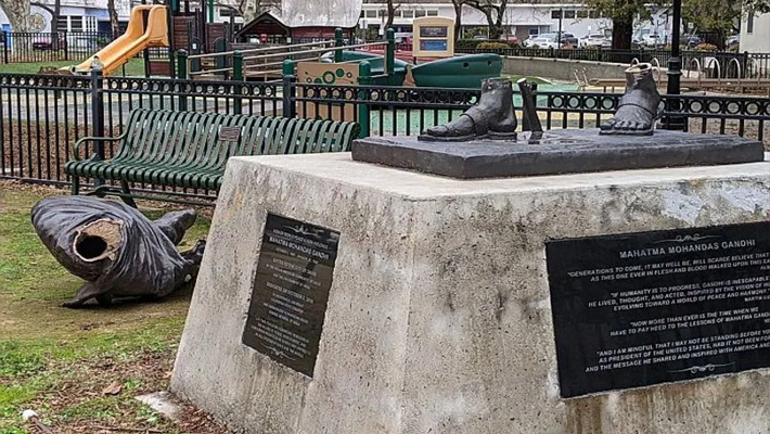 కాలిఫోర్నియాలో కలకలం… గాంధీ విగ్రహం ధ్వంసం