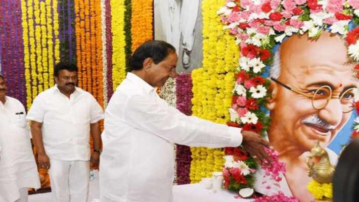 దేశం కోసం తన జీవితాన్నే త్యాగం చేసిన వ్యక్తి గాంధీ