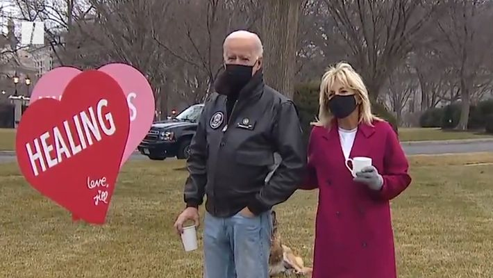 దేశ ప్రజలకు శుభాకాంక్షలు తెలిపిన జో బైడెన్ దంపతులు